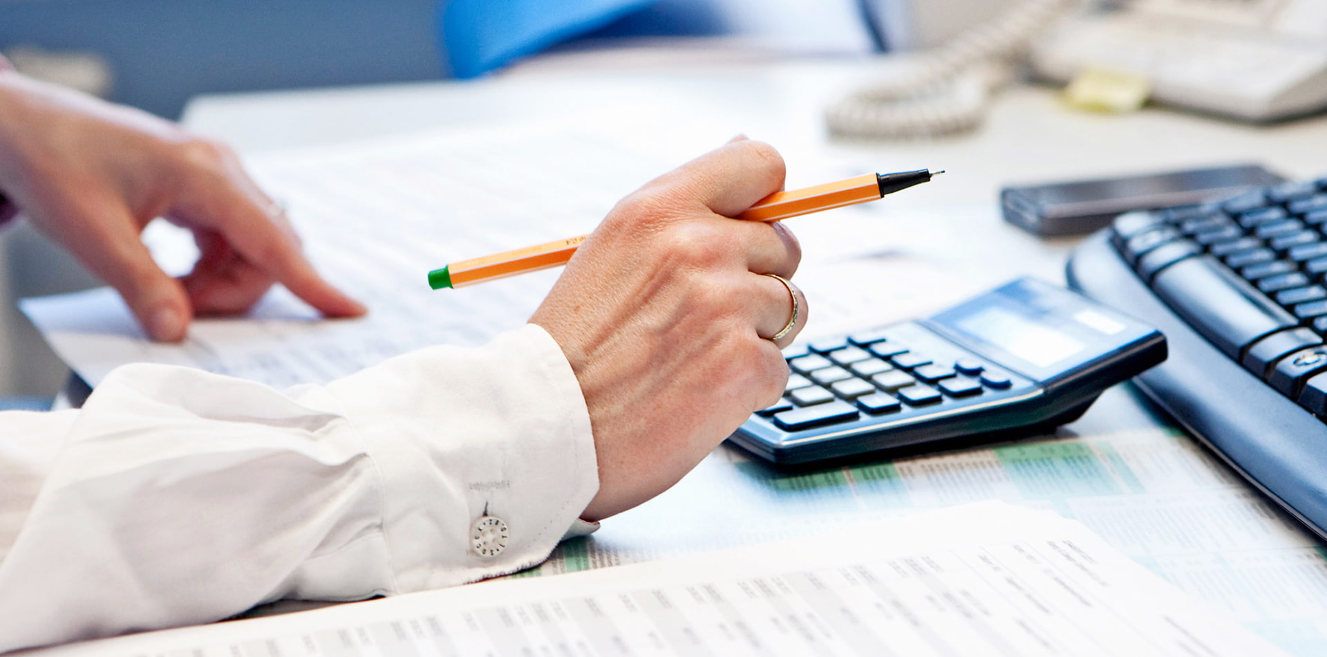 Hände Mit Stift Und Taschenrechner Auf Finanzunterlagen