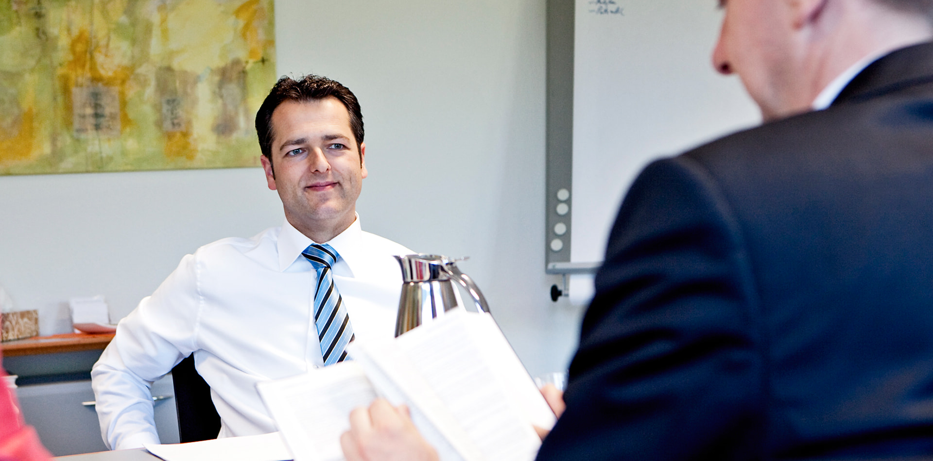 Steuerberater Im Beratungsgespräch Mit Klient Im Büro